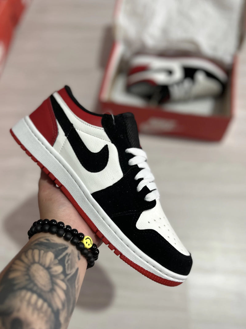 Tênis Air Jordan 1 Low Black Toe