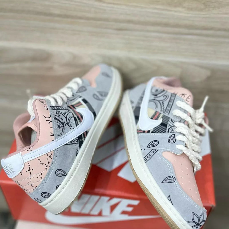 Tênis Nike Dunk Low Travis Scott ''Cactus Jack''