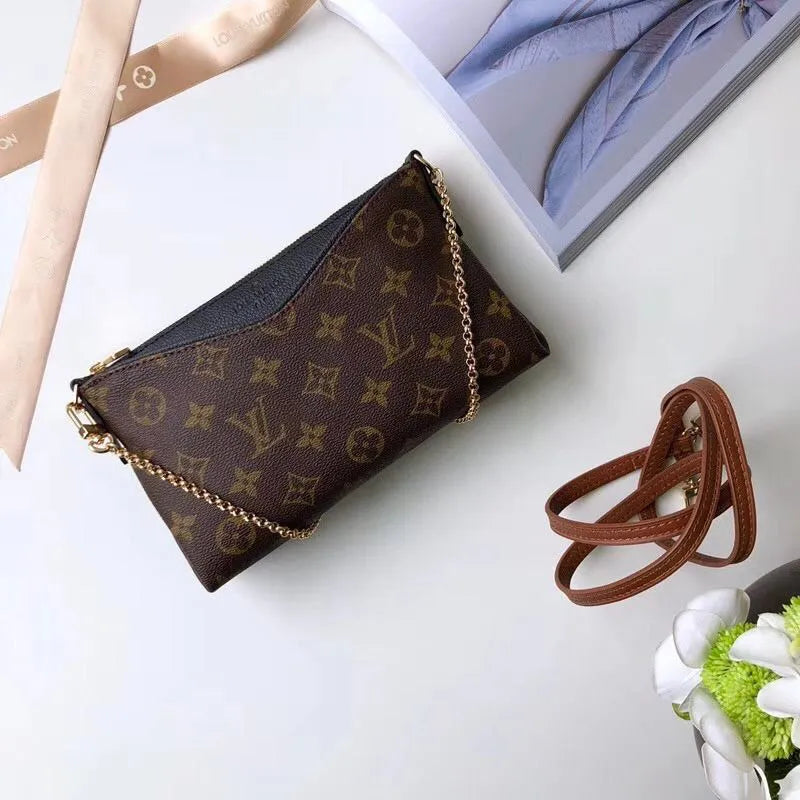 Bolsa LV Clutch Pallas Monogram