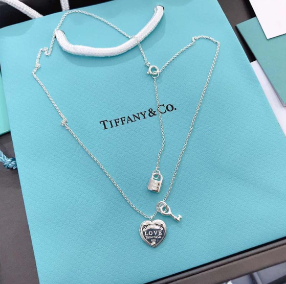 Colar Tiffany & Co. Pendente de Coração com Chave