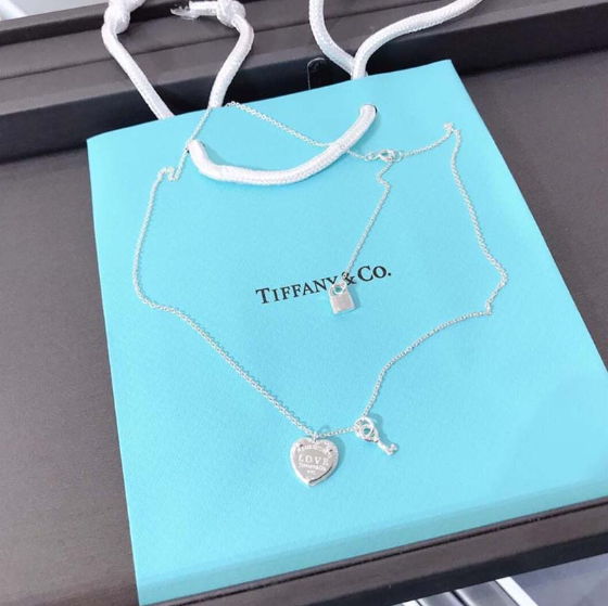 Colar Tiffany & Co. Pendente de Coração com Chave