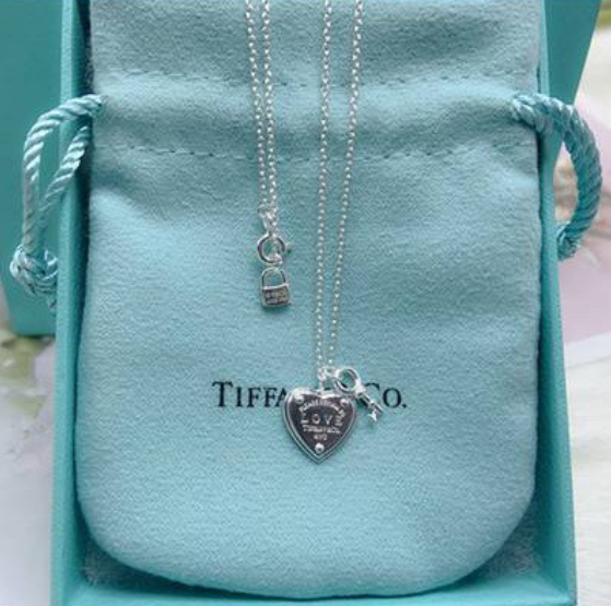 Colar Tiffany & Co. Pendente de Coração com Chave