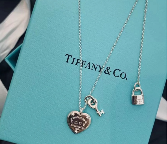 Colar Tiffany & Co. Pendente de Coração com Chave